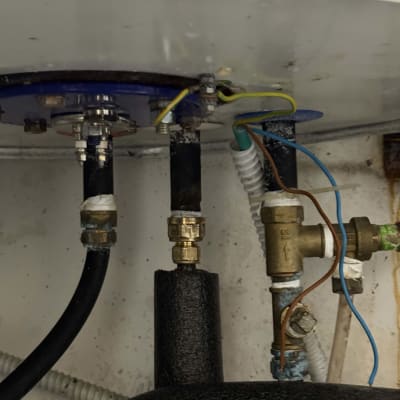 צנרת וחיבורים של דוד שמש עם חוטי חשמל
