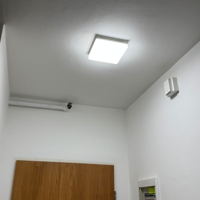 תאורה תקרה ודלת עץ בחדר פנימי