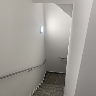 קירות מדרגות צבועים בלבן עם תאורה