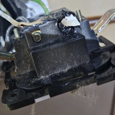 חוטי חשמל שרופים ומתג פגום בקיר