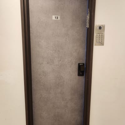 דלת עם ציפוי אפור ומנעול אלקטרוני