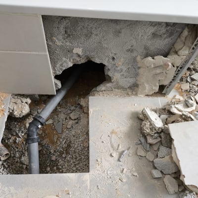 צינור ביוב חשוף עם חור בקיר
