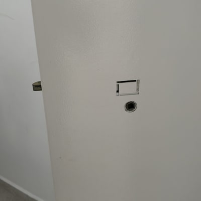 דלת עם מנעול וחור מפתח