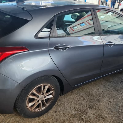 מכונית אפורה עם פגוש אחורי ותאורה אחורית