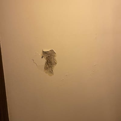 קיר עם חור ותיקון נדרש