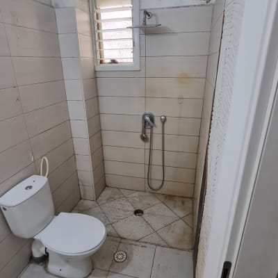 חדר אמבטיה עם קירות מתקלפים, צריך שיפוץ