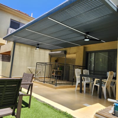 פרגולה מאלומיניום עם מאווררים תלויים