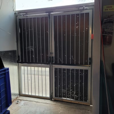 דלת מתכת עם סורגים בחלק העליון והתחתון