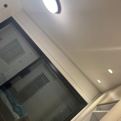 תאורה ותקרה בחדר עם חלון גדול