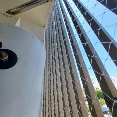 רשת למניעת כניסת יונים על חלון מרפסת