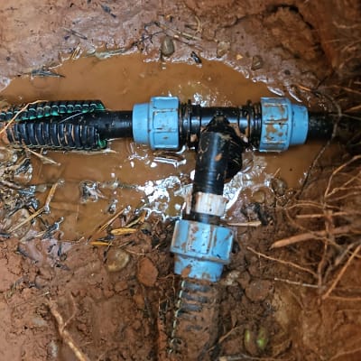 תמונה של חיבורי צנרת במים ובוץ