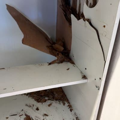 ארון עץ פגום עם שבבים וקרעים