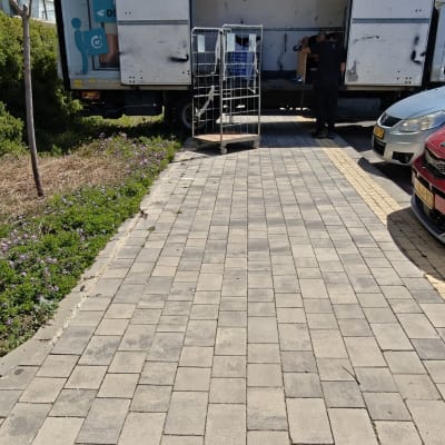 משאית פתוחה עם אדם וציוד הובלה