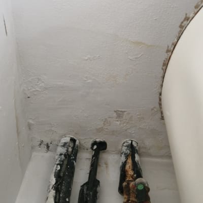 צינורות מים עם סימני חלודה בקיר