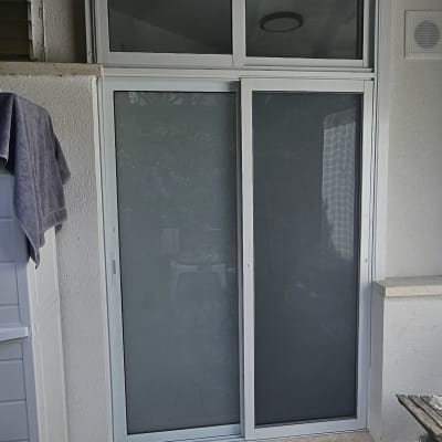 דלת וחלון אלומיניום מותקנים בקיר חיצוני