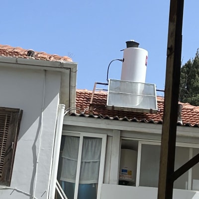 דוד שמש על גג רעפים עם קולטים