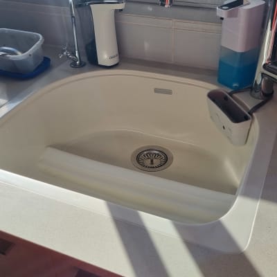 כיור מטבח עם משטח שיש בהיר