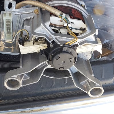 מנוע חשמלי עם חוטים ומחברים חשמליים