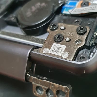 חלק פנימי של מחשב נייד עם מאוורר וברגים