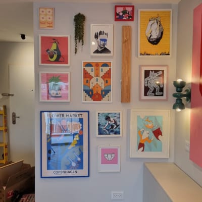 ארגז כלים שחור ליד קופסאות קרטון