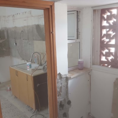 שיפוץ חדר עם כיור, קירות חשופים וכלי עבודה