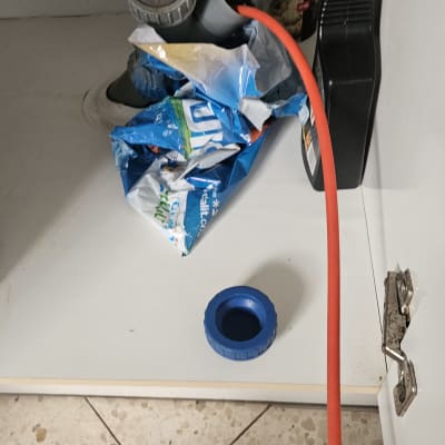 פתיחת סתימה בצנרת ניקוז מתחת לכיור באמצעות קפיץ אינסטלציה