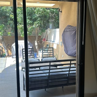 דלת זכוכית שקופה עם מסגרת שחורה