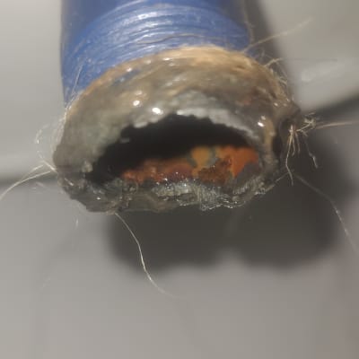 צינור כחול עם קורוזיה בקצה