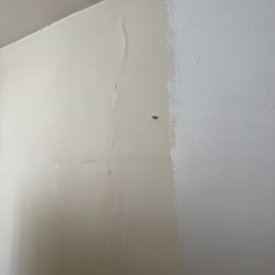 קיר עם צבע מתקלף ותיקון צבע חדש