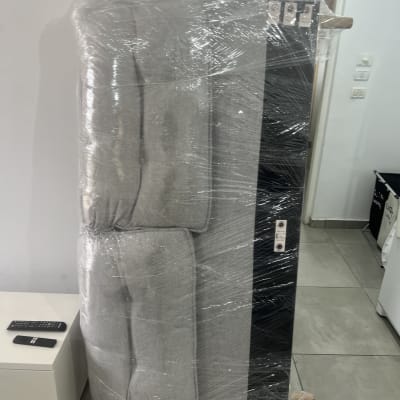 ספה עטופה בניילון מוכנה להובלה