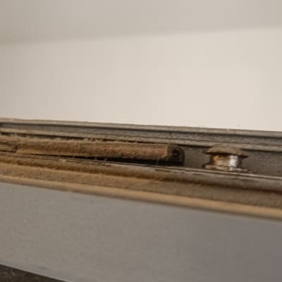 מסילה של תריס עם לכלוך ואבק