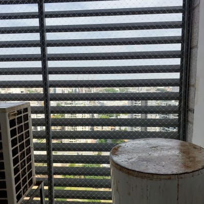 רשת מתכת על חלון למניעת כניסת יונים