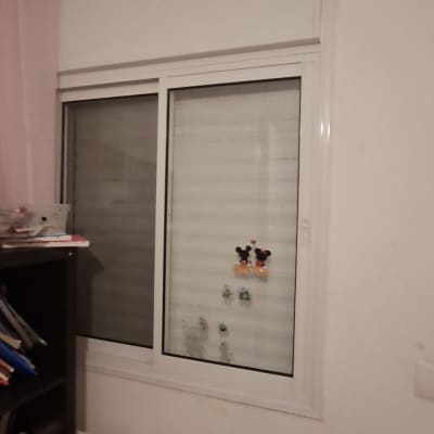 חלון עם תריסים בחדר ילדים