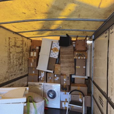 משאית עם קרטונים ומכשירי חשמל להובלה