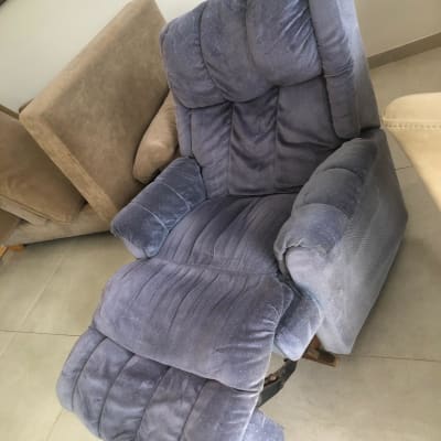 כורסה כחולה עם ריפוד קטיפה לניקוי