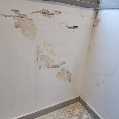 קיר עם קילופי צבע ותיקונים נדרשים