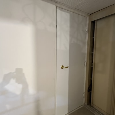 דלת עם ידית זהב בחדר פנימי