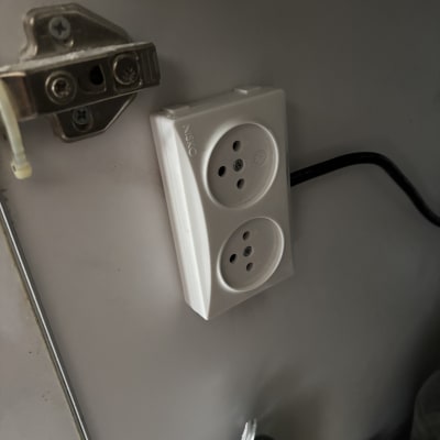 שקע חשמלי כפול עם כבל מחובר לקיר