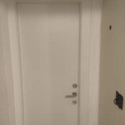 דלת לבנה עם ידית ומנעול