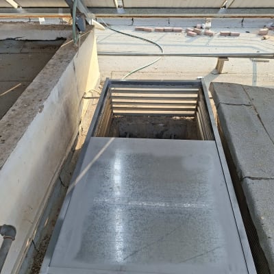 פתח מתכת על גג עם מסגרת מתכת