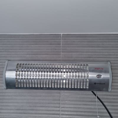 תנור חימום על קיר עם כיתוב בעברית