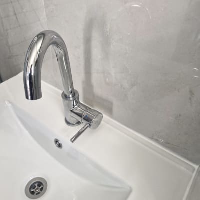 ברז וכיור בחדר אמבטיה