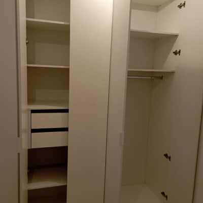 ארון בגדים פתוח עם מדפים ומגירות