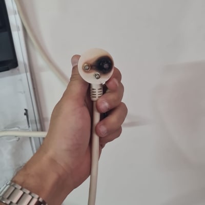 תקע חשמלי שרוף מוחזק ביד אדם