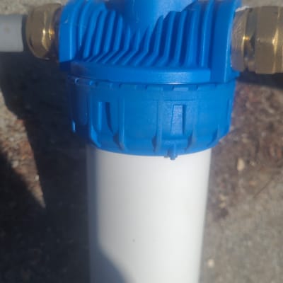 מסנן מים כחול ולבן עם חיבורים מתכתיים