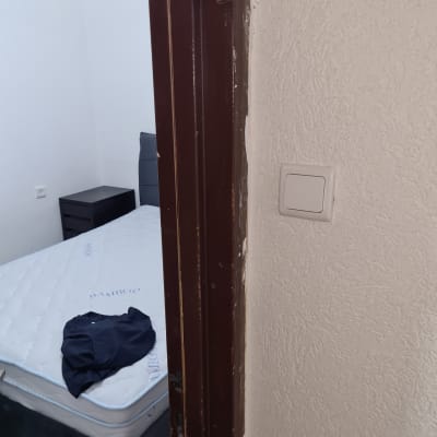 שקע חשמל על קיר ליד דלת חומה