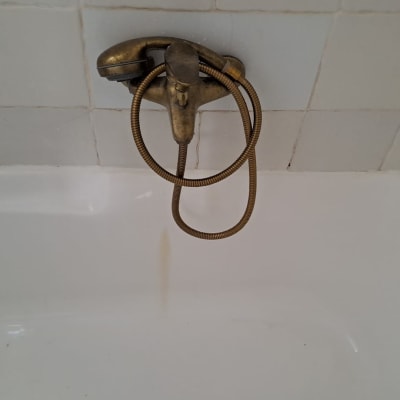 ברז אמבטיה ישן עם צינור מתכת