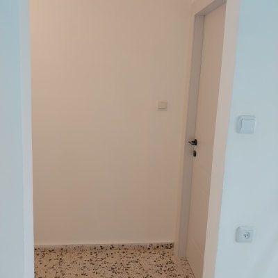 קיר ודלת לאחר שיפוץ עם רצפת טרצו