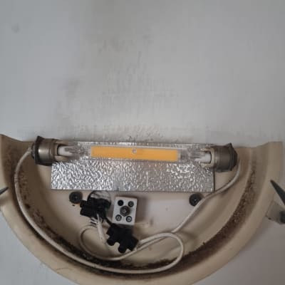 תאורה חשמלית עם חוטים ומחברים