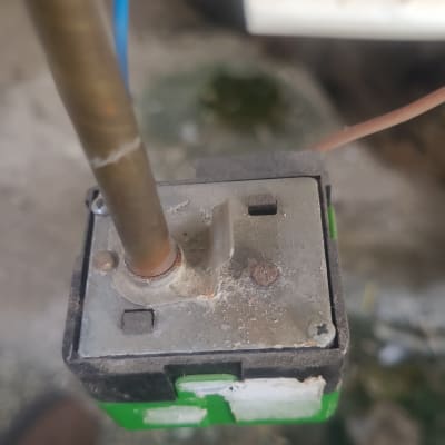 חוטים מחוברים לרכיב מתכת של דוד שמש